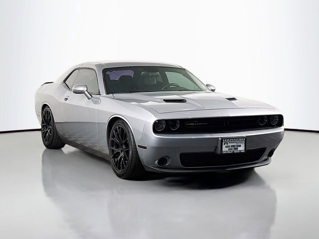 Used 2016 Dodge Challenger SXT image 1