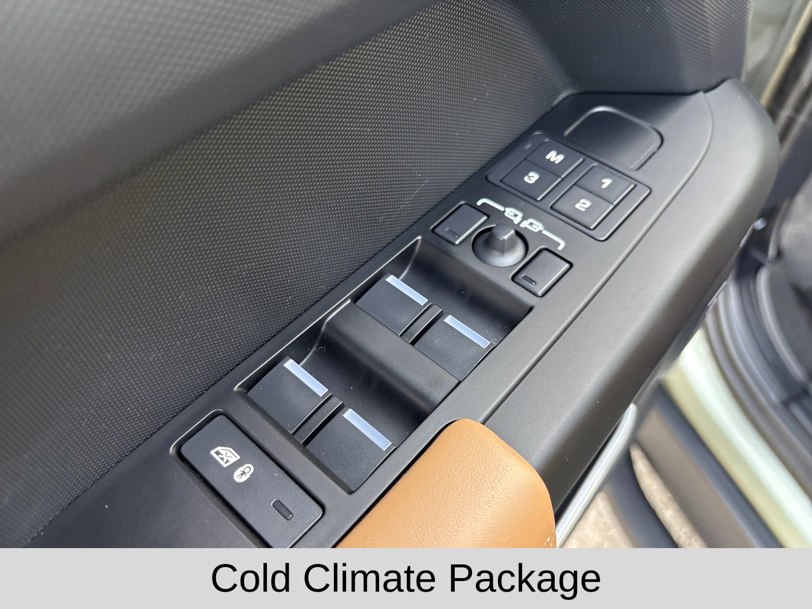 Used 2025 Land Rover Defender 130 X-Dynamic SE image 11