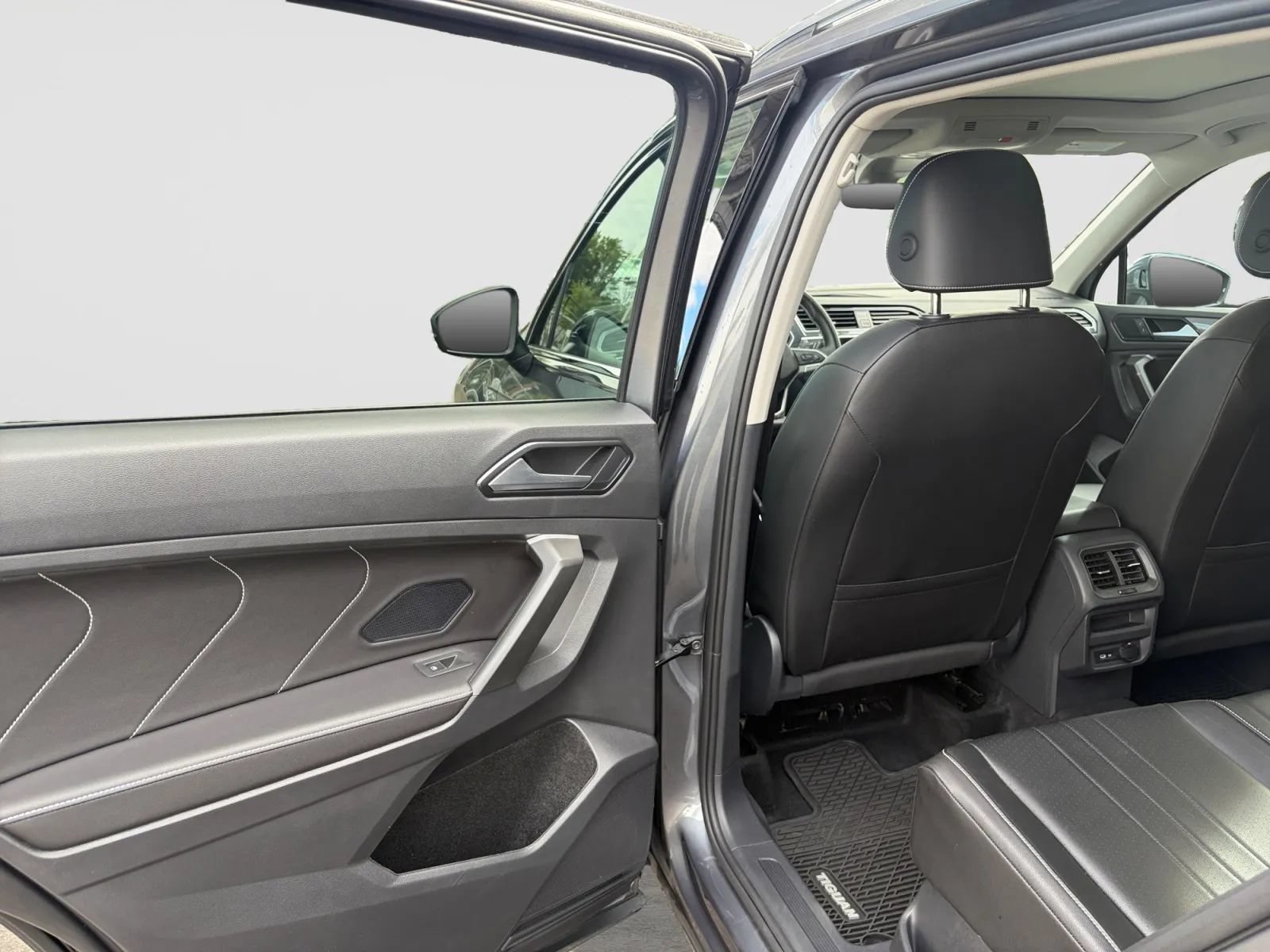 Used 2024 Volkswagen Tiguan SE w/ Panoramic Sunroof Package AWD/4WD image 14