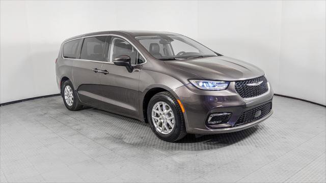Used 2023 Chrysler Pacifica Touring-L FWD image 11