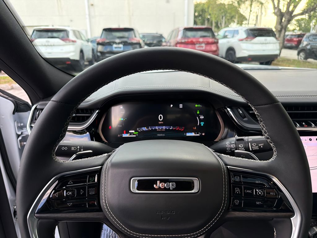 Used 2023 Jeep Grand Cherokee Overland AWD/4WD image 22