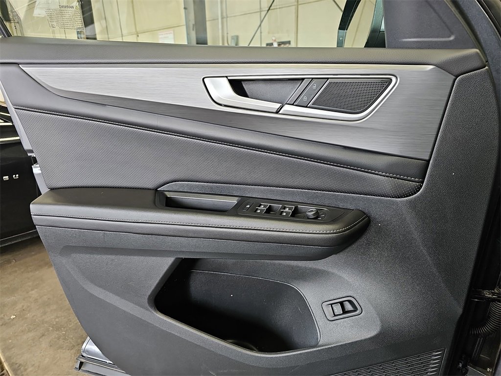 Used 2024 Volkswagen Atlas Cross Sport SE image 27