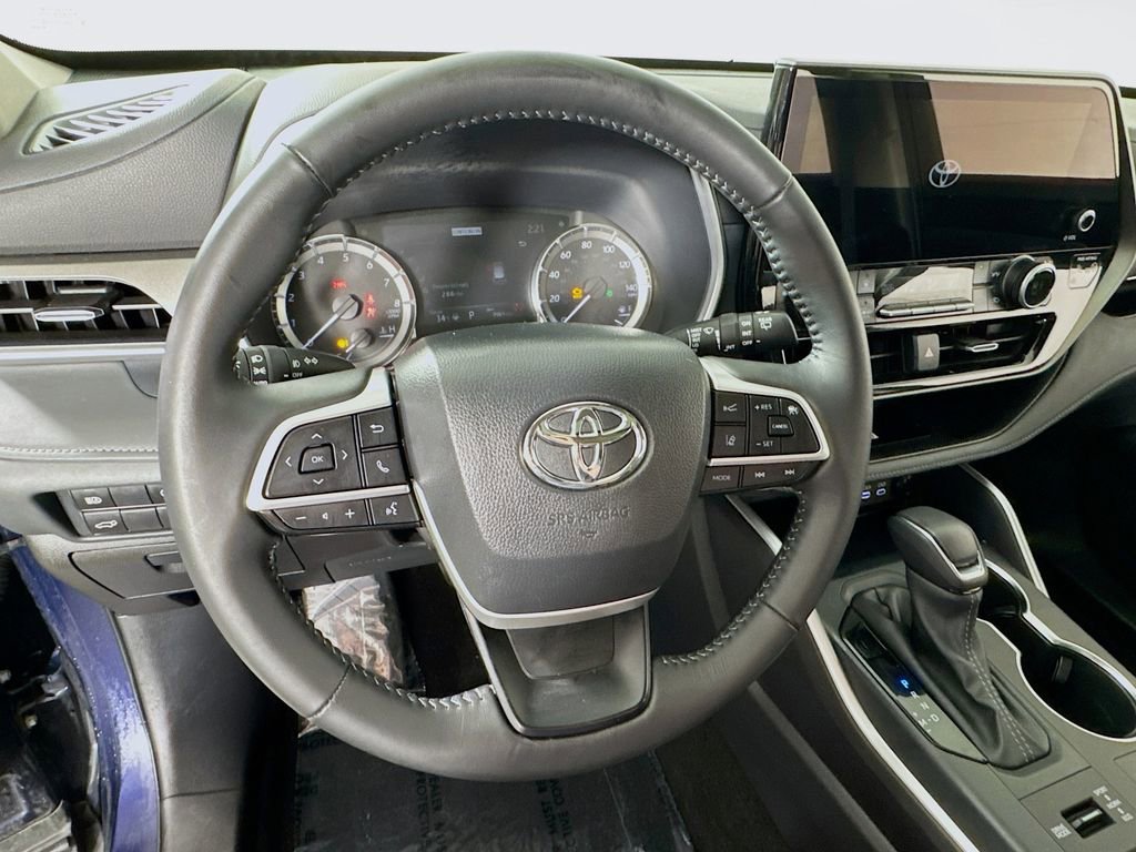 Certified 2025 Toyota Highlander XLE image 14