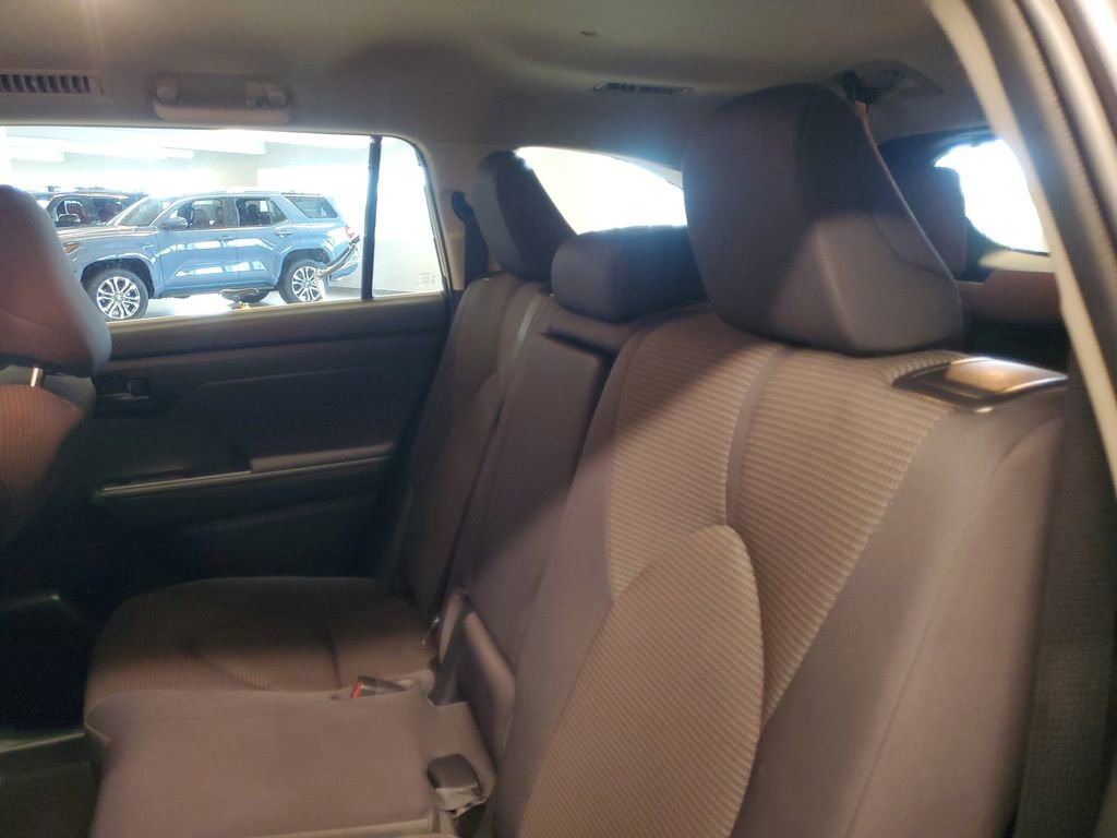 Used 2023 Toyota Highlander LE image 13