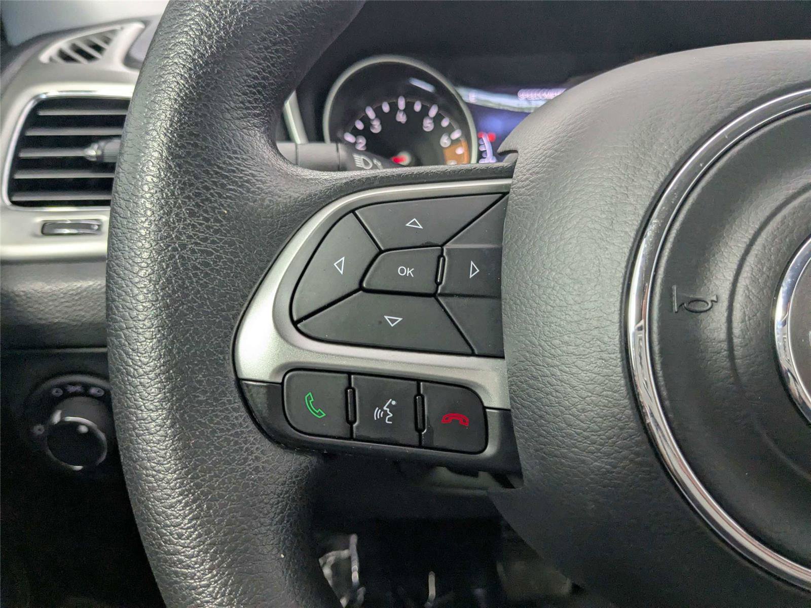 Used 2018 Jeep Compass Sport w/ Tech Group FWD image 17
