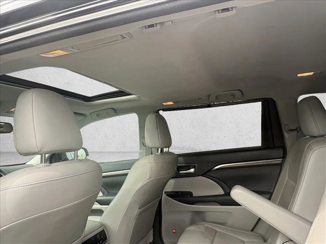 Used 2014 Toyota Highlander Limited image 19