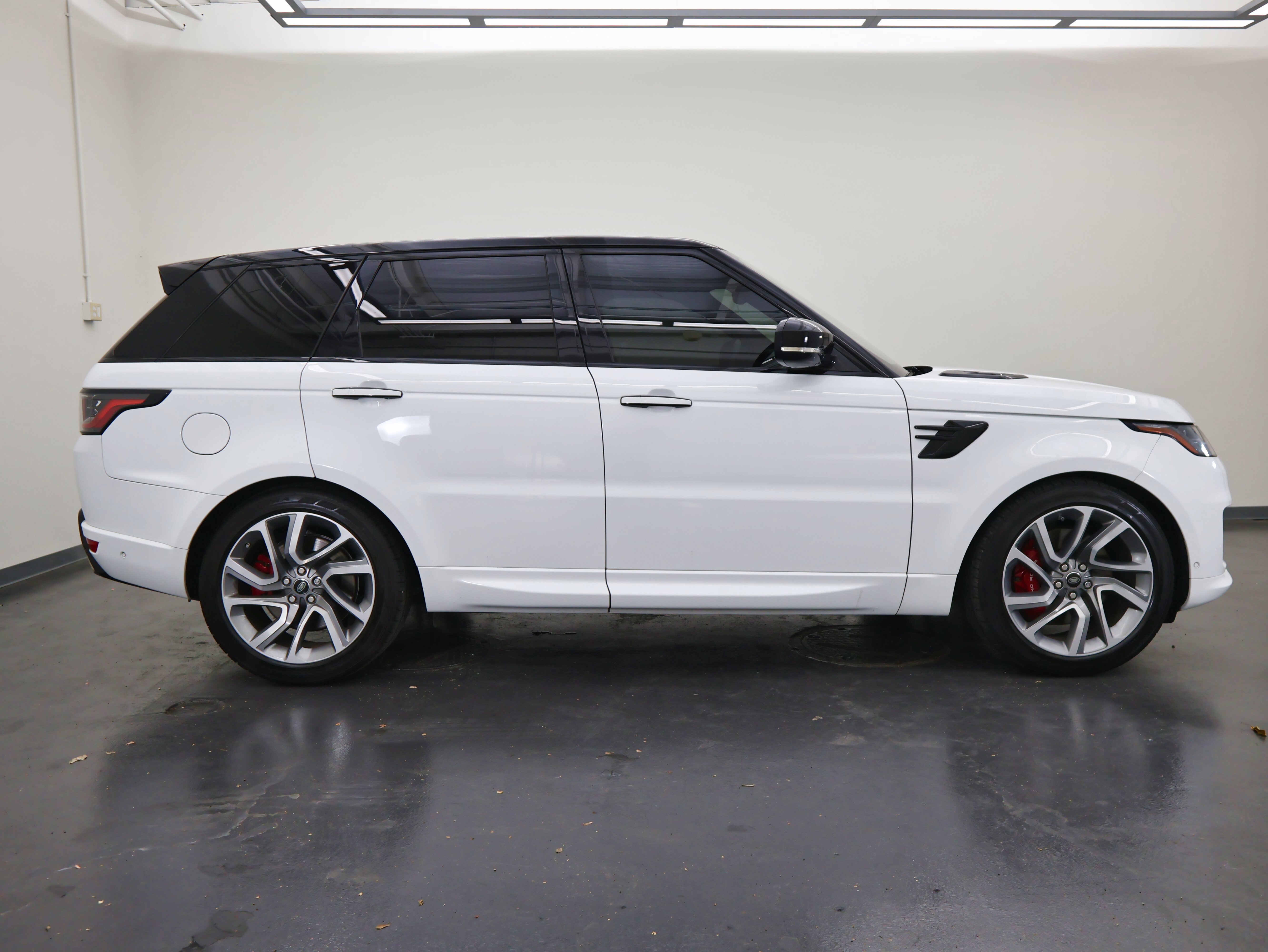 Used 2018 Land Rover Range Rover Sport HSE Dynamic image 2