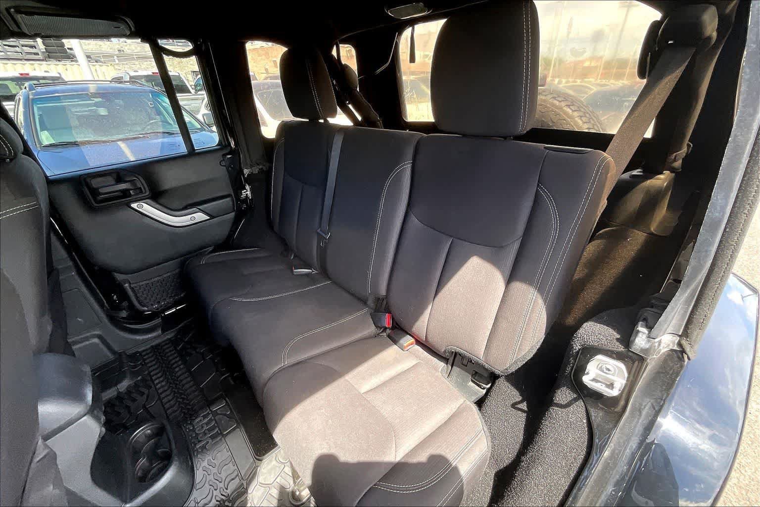 Used 2017 Jeep Wrangler Unlimited Sahara w/ Connectivity Group AWD/4WD image 29