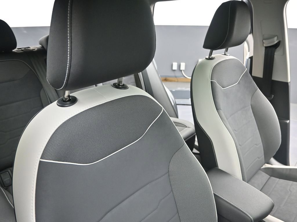 Used 2025 Volkswagen Taos SE w/ Panoramic Sunroof Package image 14