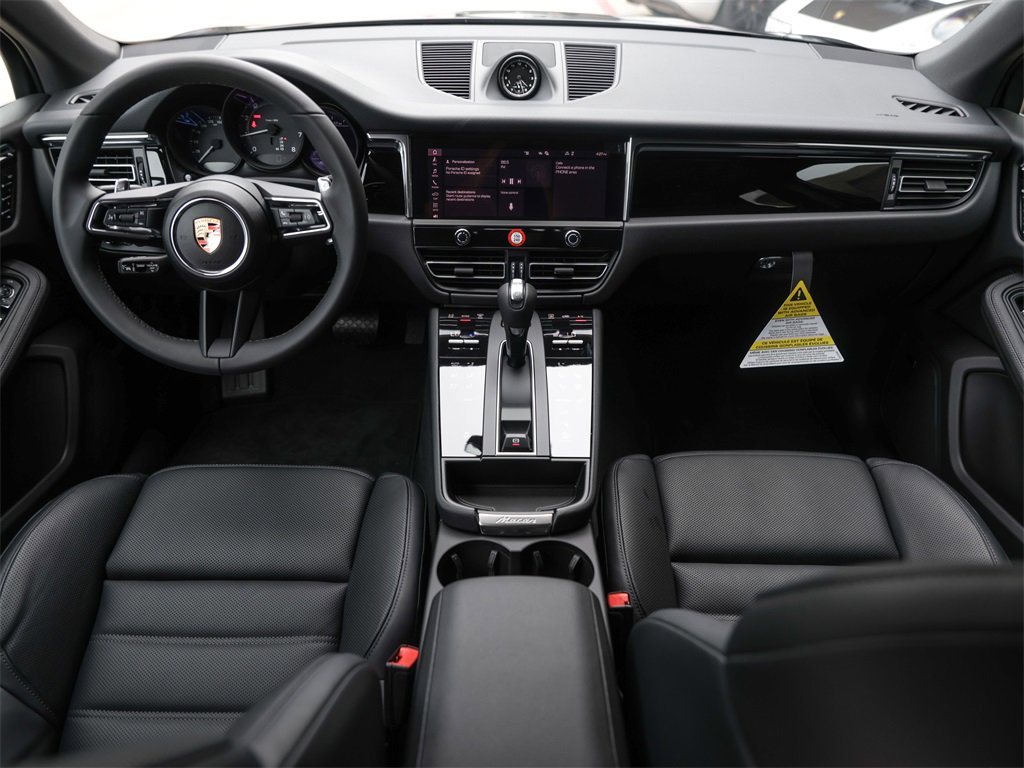 Used 2025 Porsche Macan image 31