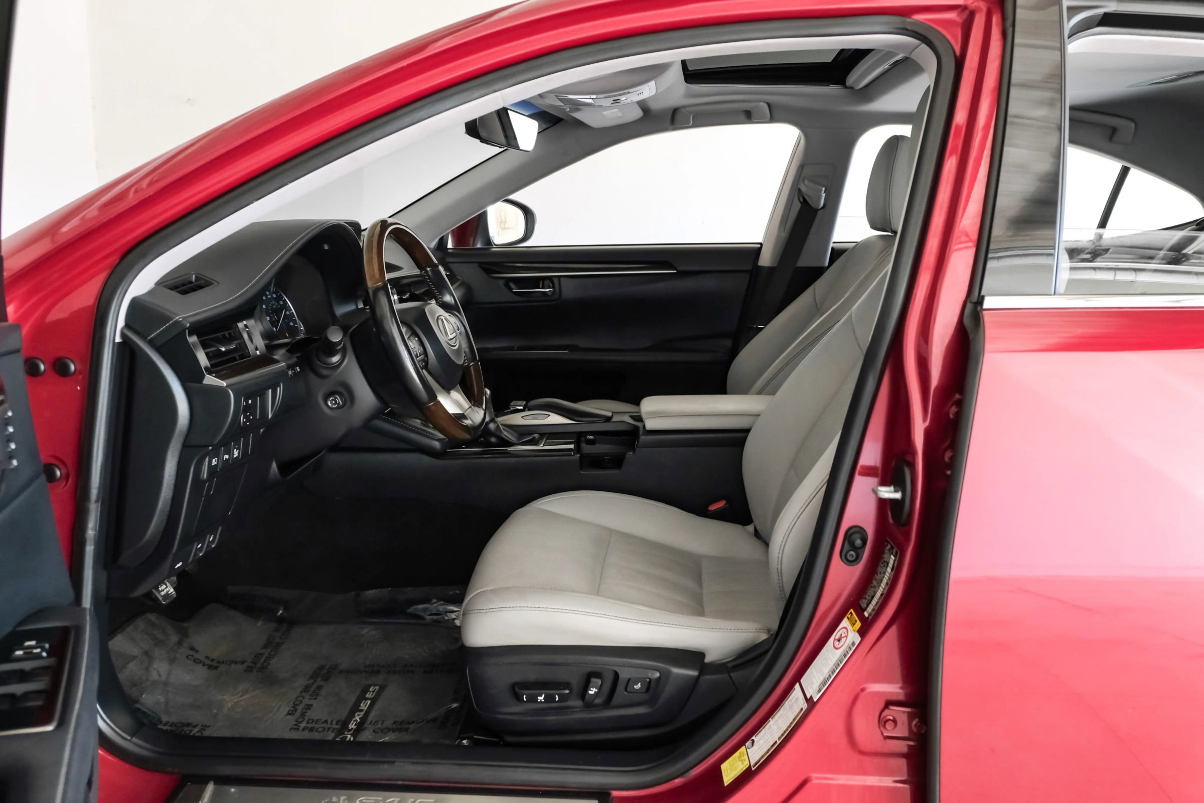 Used 2018 Lexus ES 300h w/ Luxury Package image 3