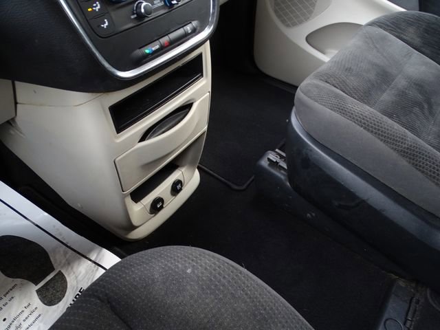 Used 2019 Dodge Grand Caravan SE w/ UConnect Hands-Free Group image 34