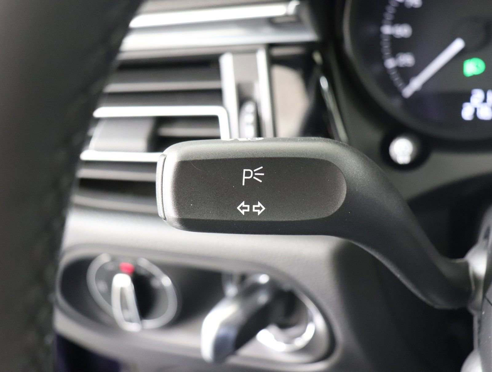 Certified 2025 Porsche Macan AWD/4WD image 37