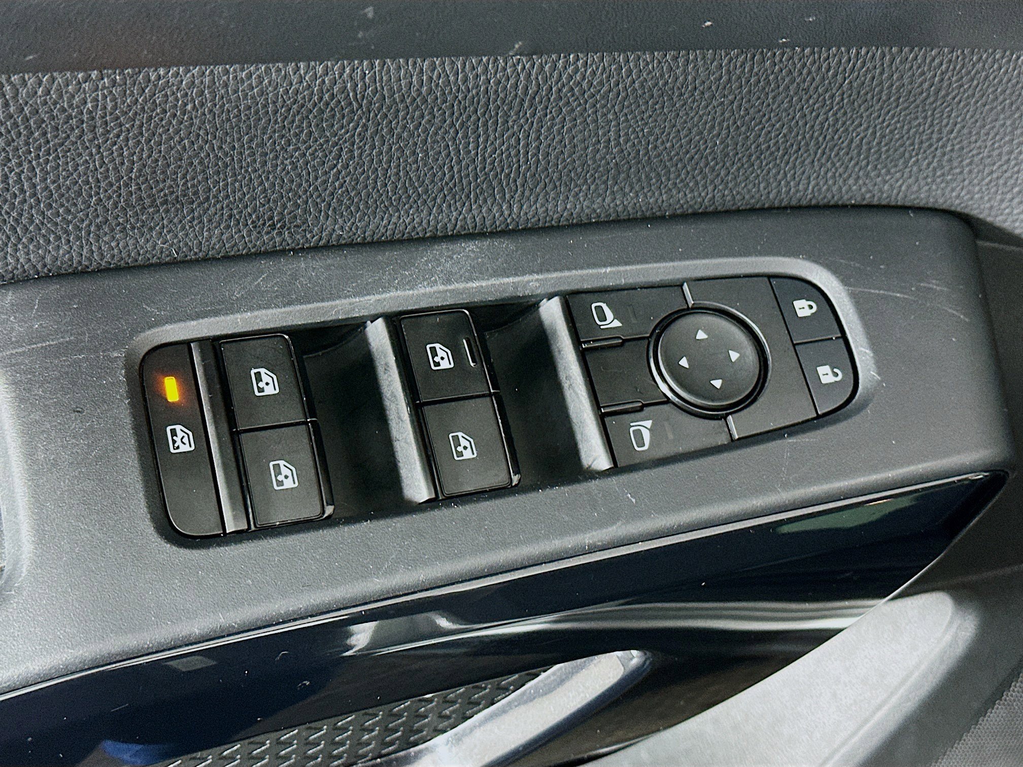 Used 2024 Nissan Pathfinder SV image 15