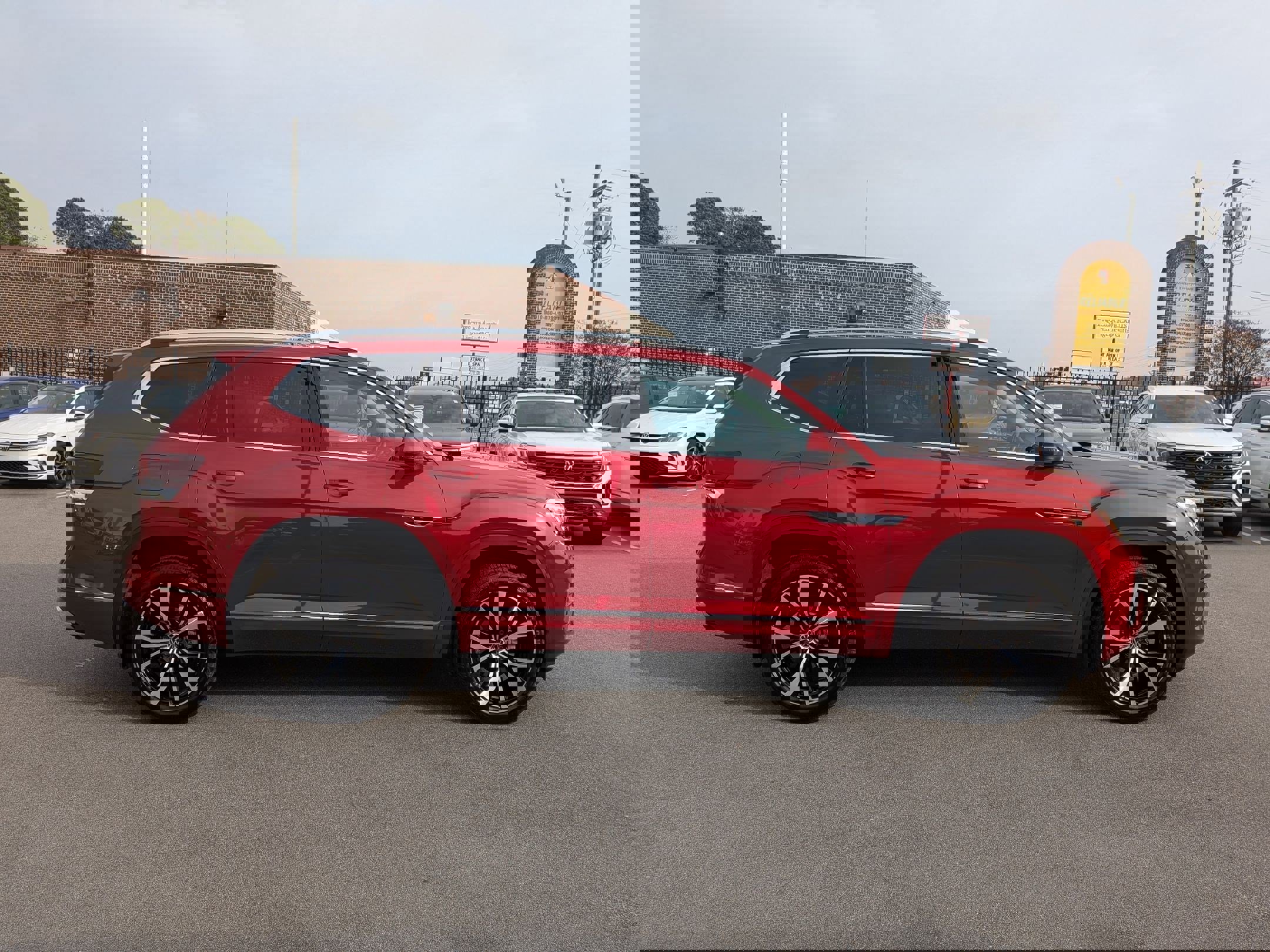 Used 2024 Volkswagen Atlas SEL Premium R-Line image 2