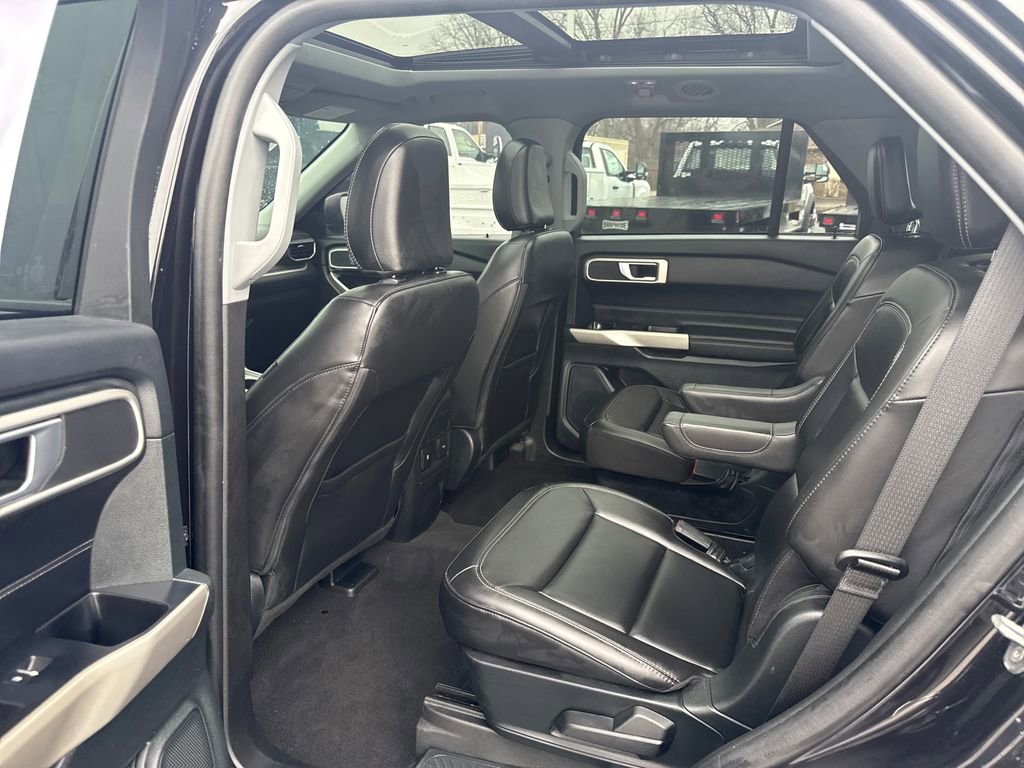 Used 2023 Ford Explorer XLT w/ Equipment Group 202A AWD/4WD image 16