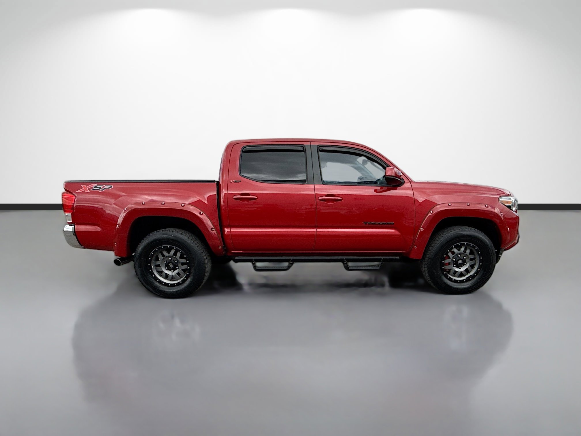Used 2017 Toyota Tacoma SR5 w/ Tow Package RWD image 2