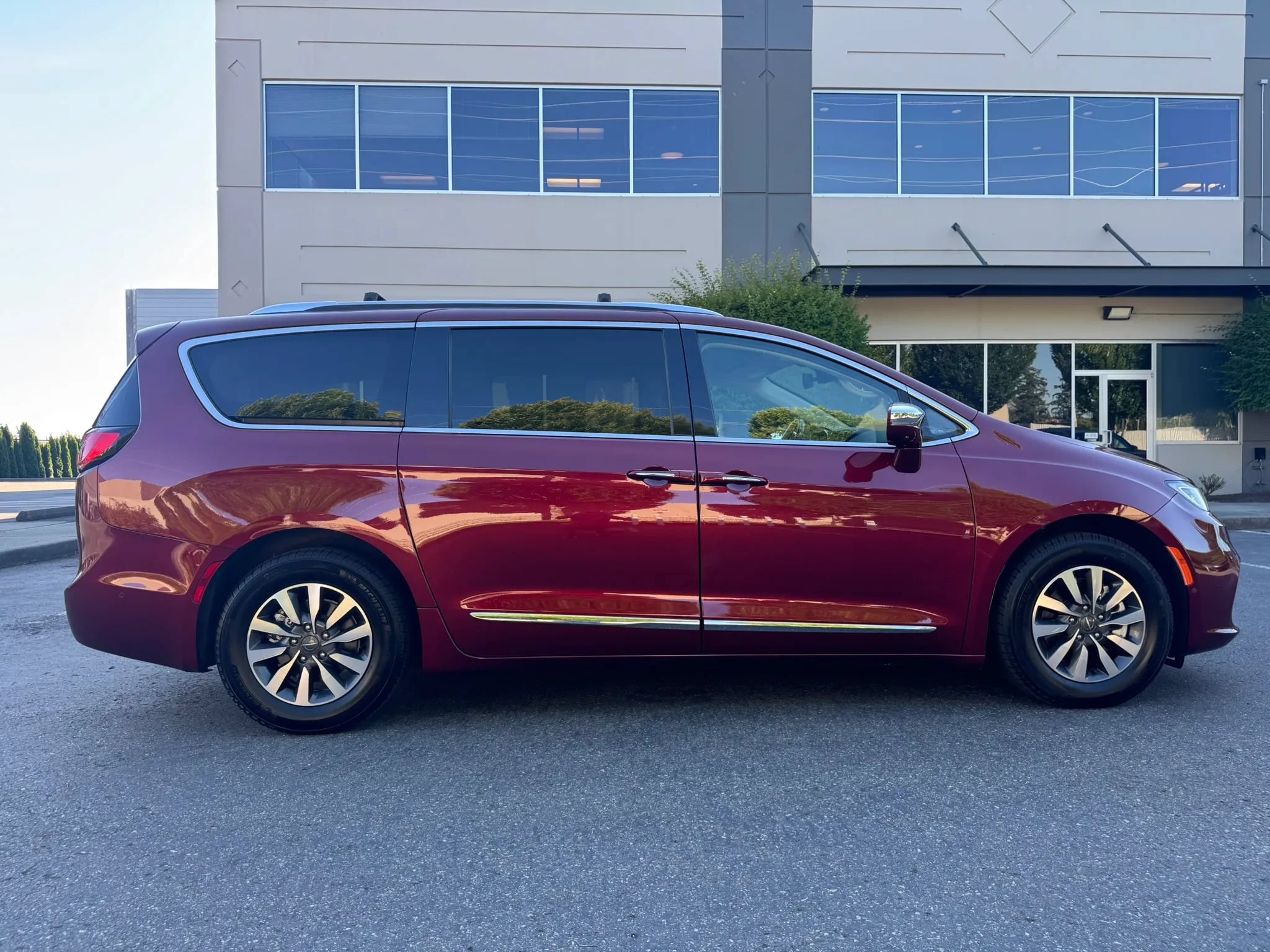 Used 2021 Chrysler Pacifica Limited w/ Premium & Safety Sphere Group FWD image 12