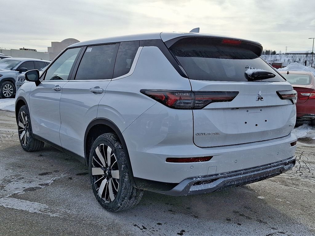 New 2026 Mitsubishi Outlander SE image 3