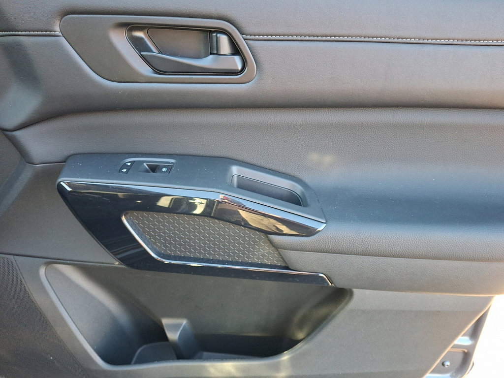 Used 2025 Nissan Pathfinder SV image 10