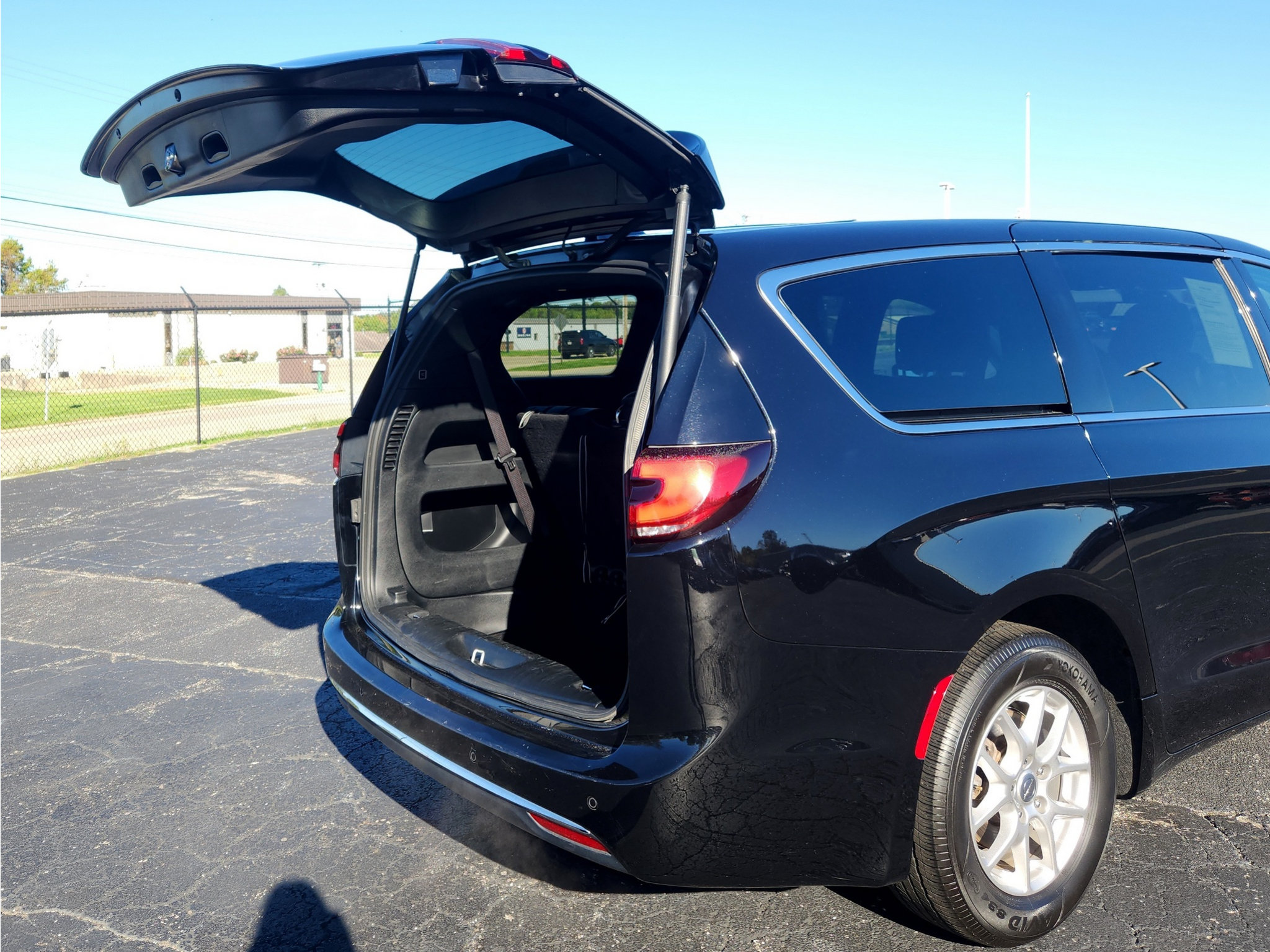 Used 2025 Chrysler Pacifica Select FWD image 16
