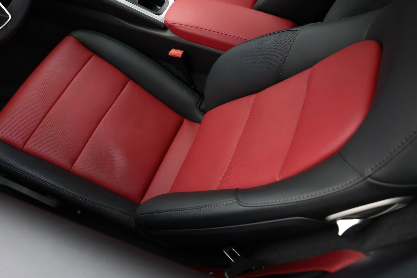 Used 2025 Porsche 718 Cayman RWD image 25