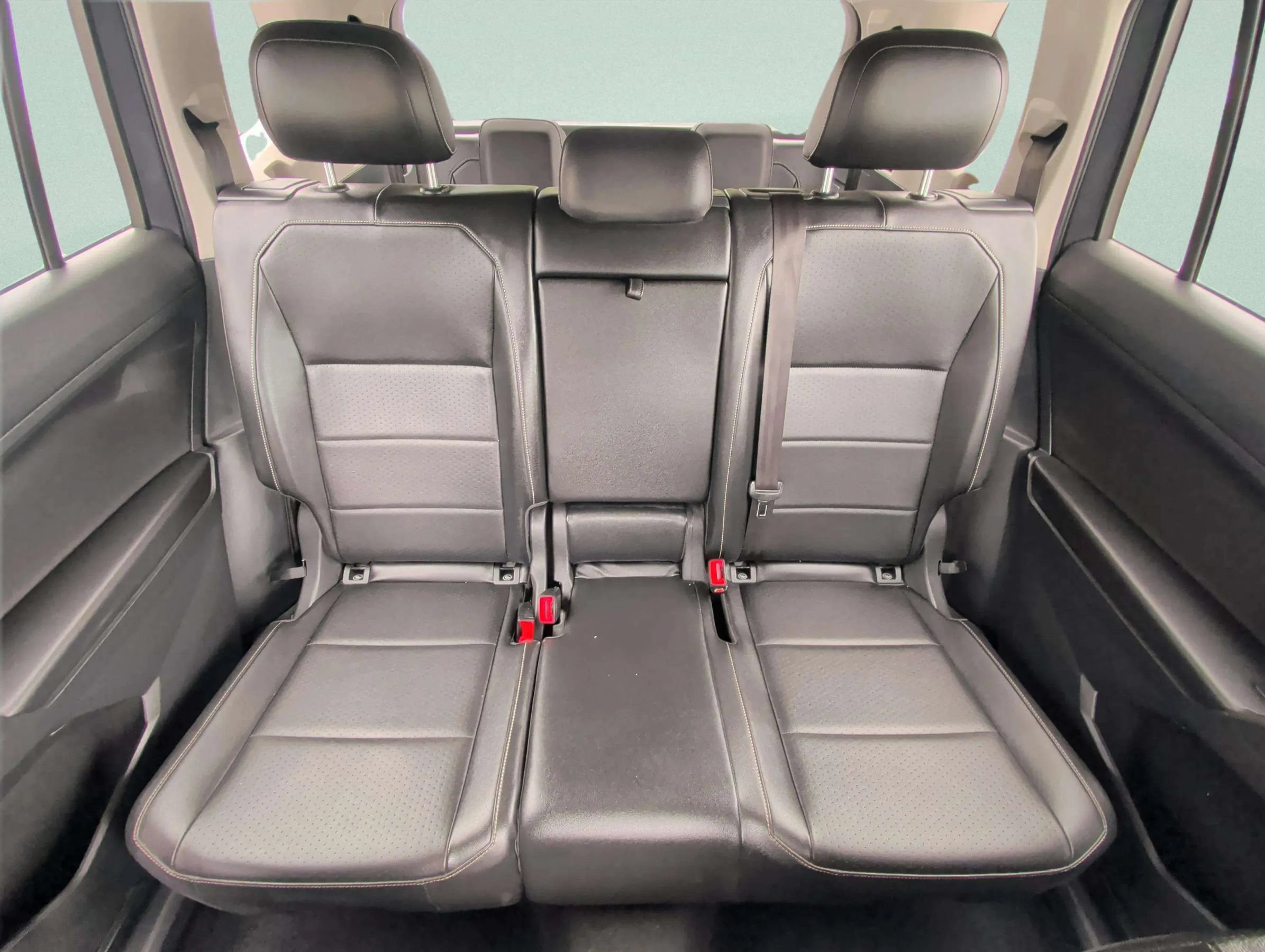 Used 2021 Volkswagen Tiguan SE FWD image 32