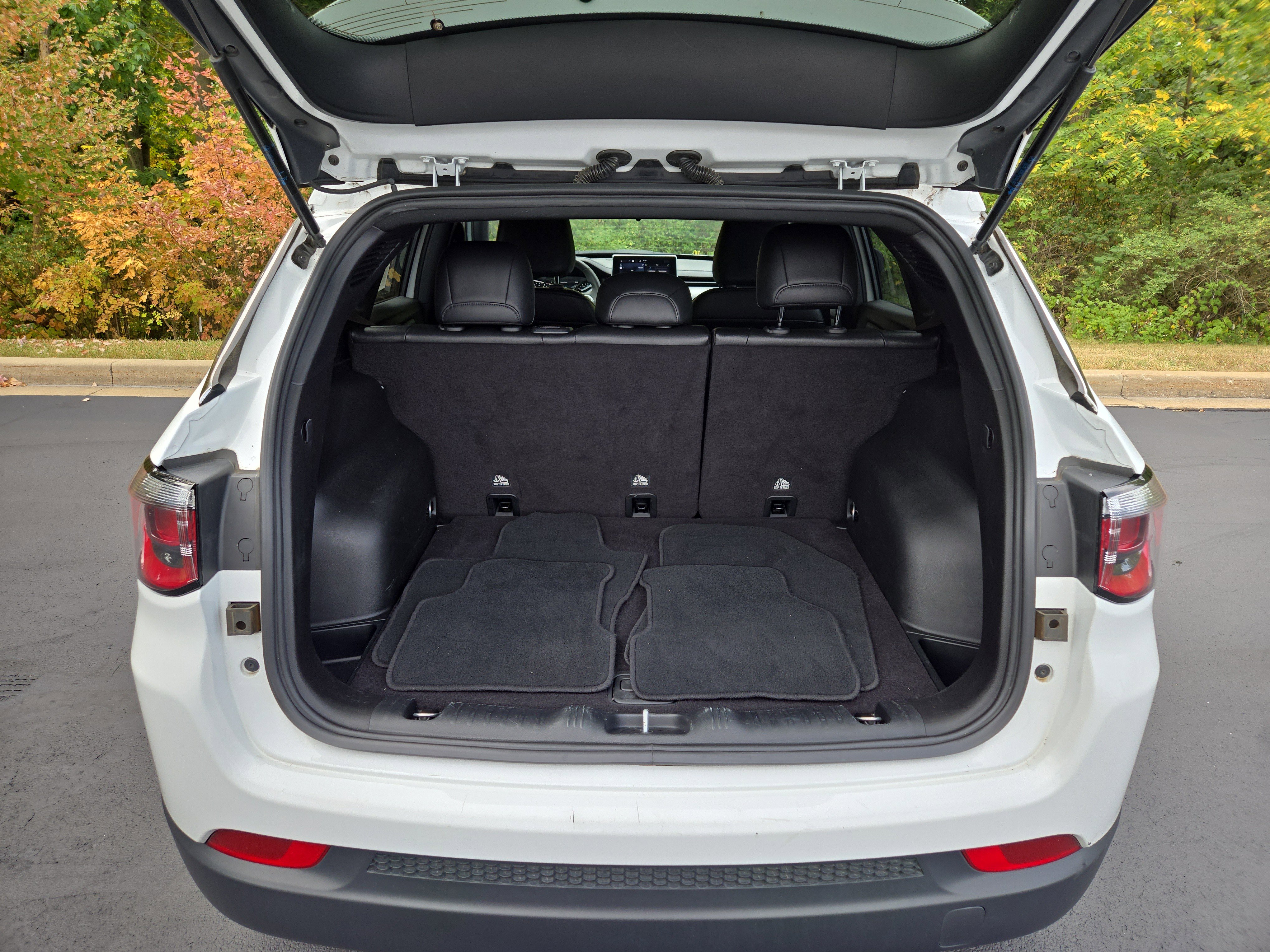 Used 2024 Jeep Compass Latitude image 9