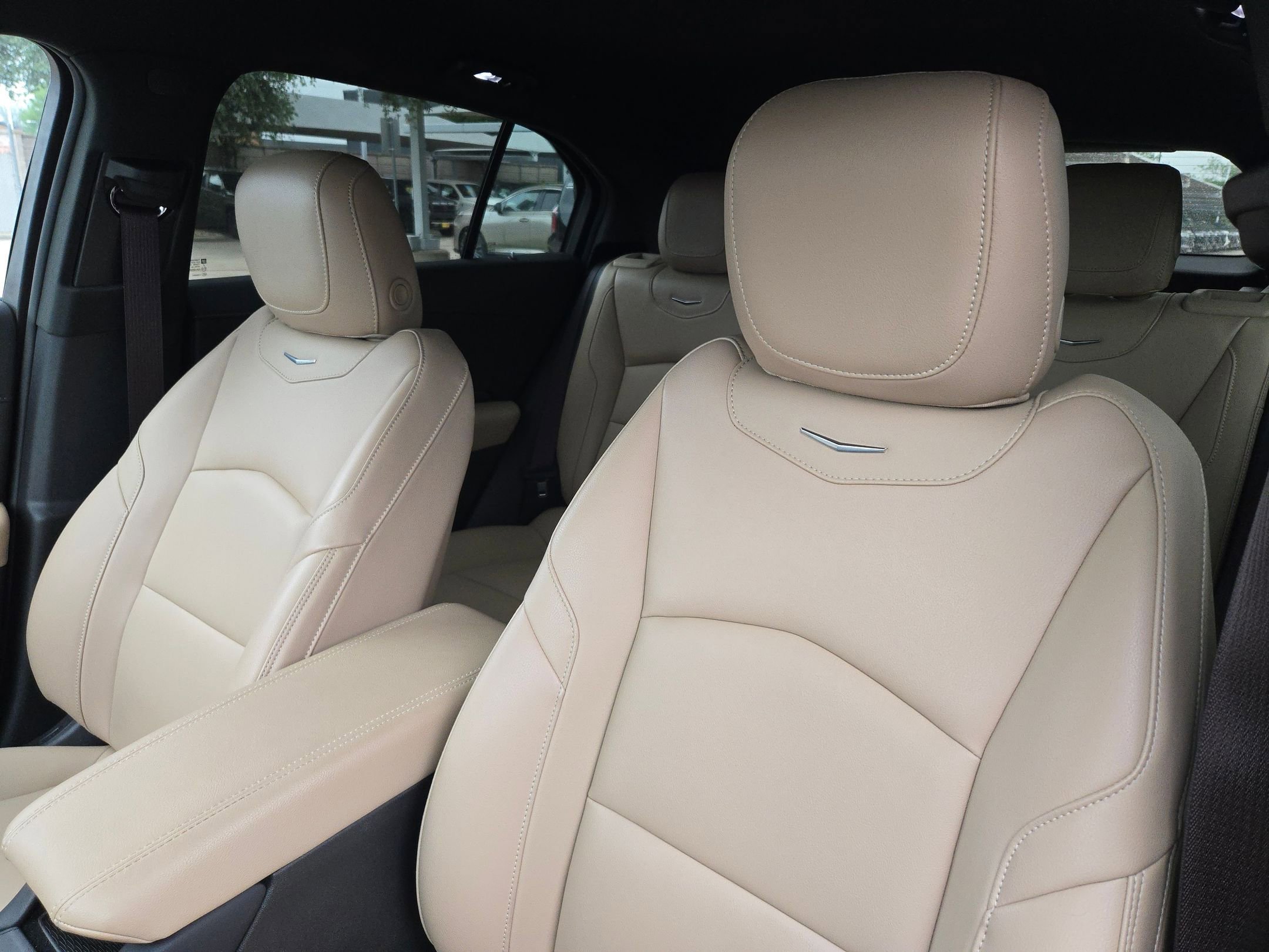 Used 2024 Cadillac XT4 Luxury w/ Cold Weather Package FWD image 9