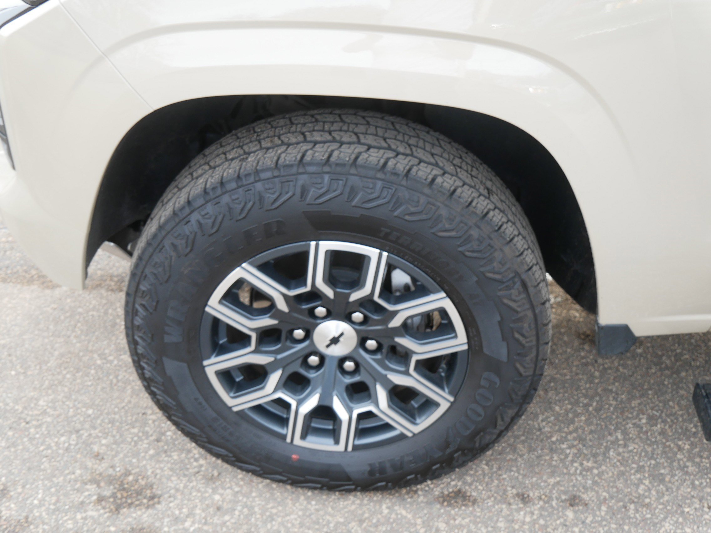 Used 2024 Chevrolet Colorado Z71 w/ Z71 Convenience Package 2 image 15