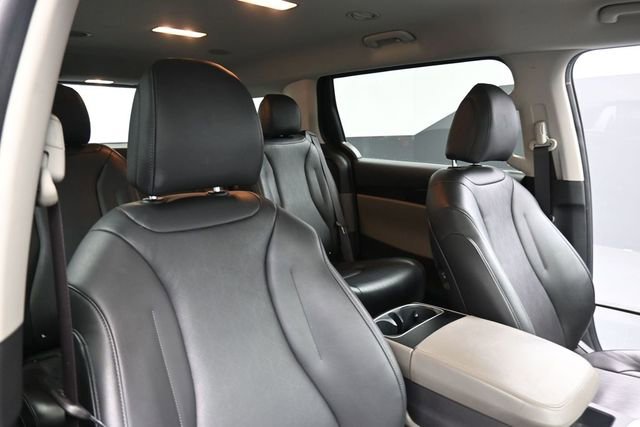 Used 2025 Kia Carnival FWD image 27