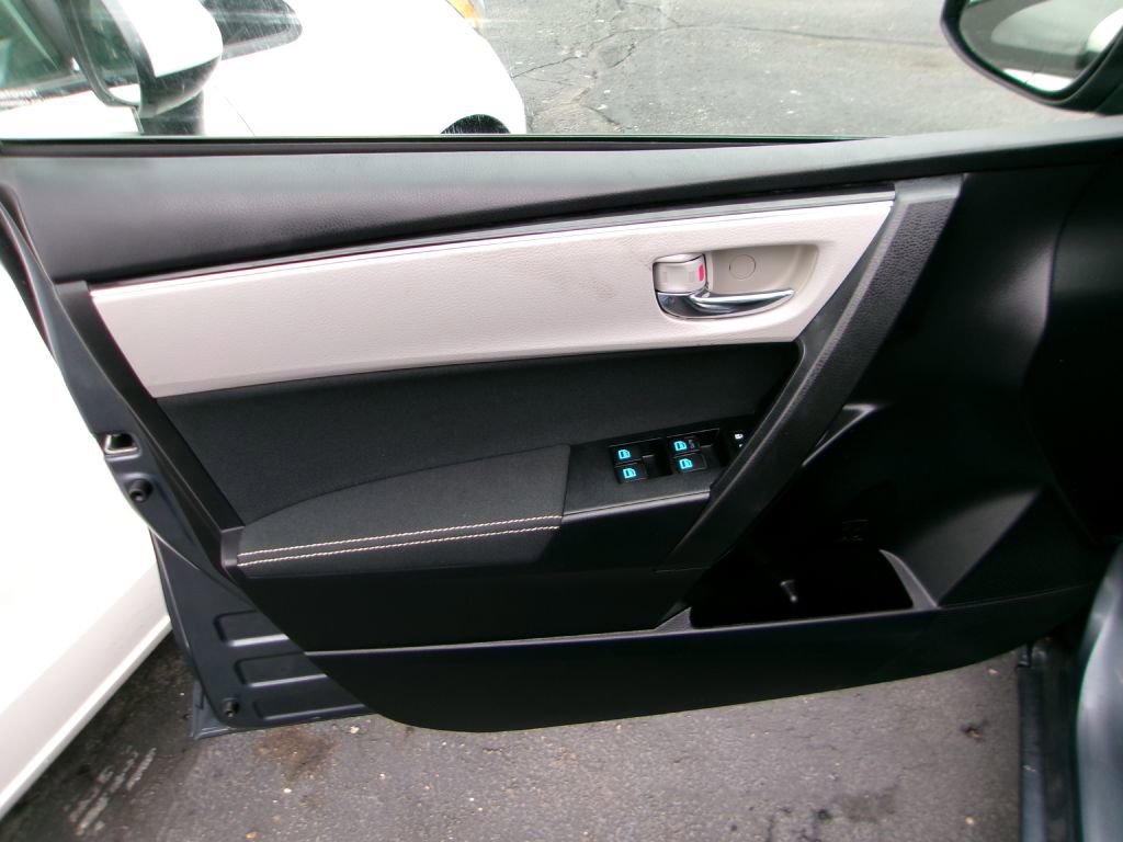 Used 2017 Toyota Corolla LE w/ Carpet Mat Package (TMS) image 7