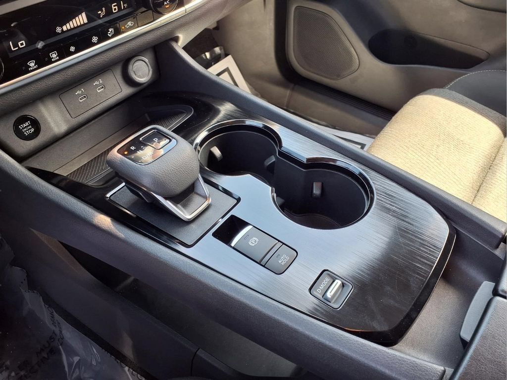 Used 2025 Nissan Rogue SV FWD image 15