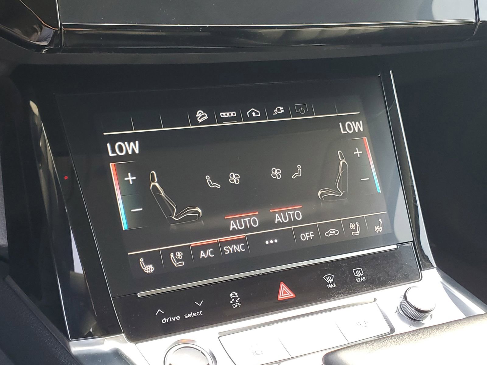 Used 2023 Audi e-tron Premium Plus w/ Premium Plus Package image 31