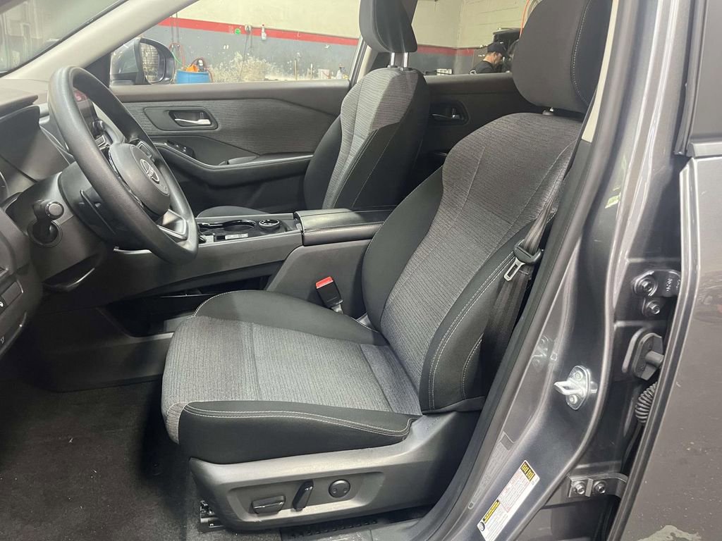 Used 2023 Nissan Rogue SV image 17