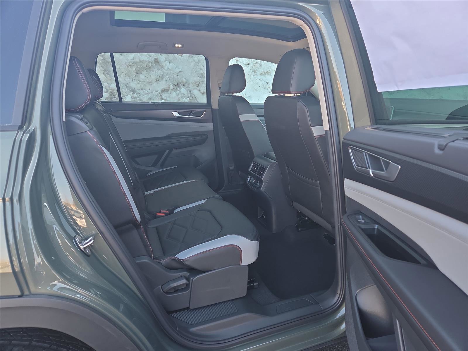 New 2026 Volkswagen Atlas Peak Edition image 32