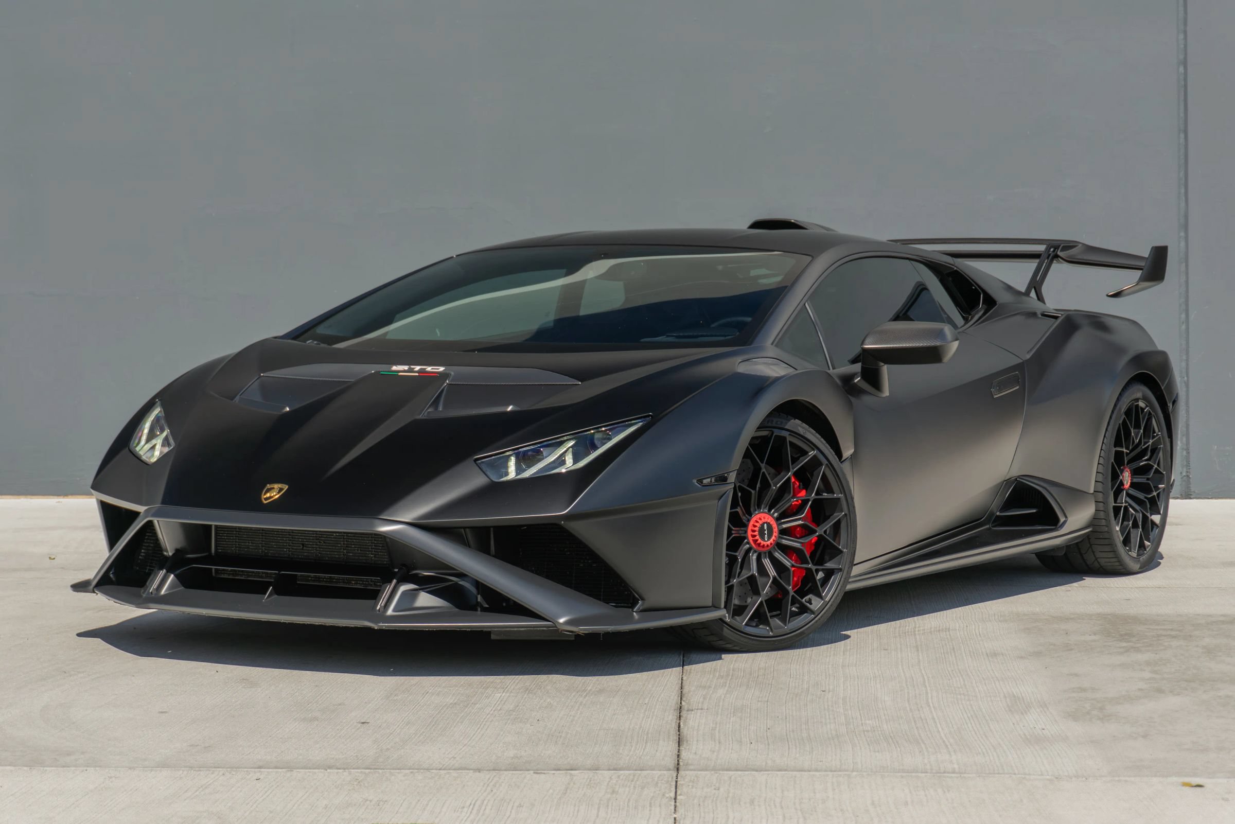 Used 2021 Lamborghini Huracan STO RWD image 3