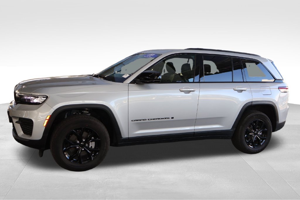 Used 2025 Jeep Grand Cherokee Altitude AWD/4WD image 13