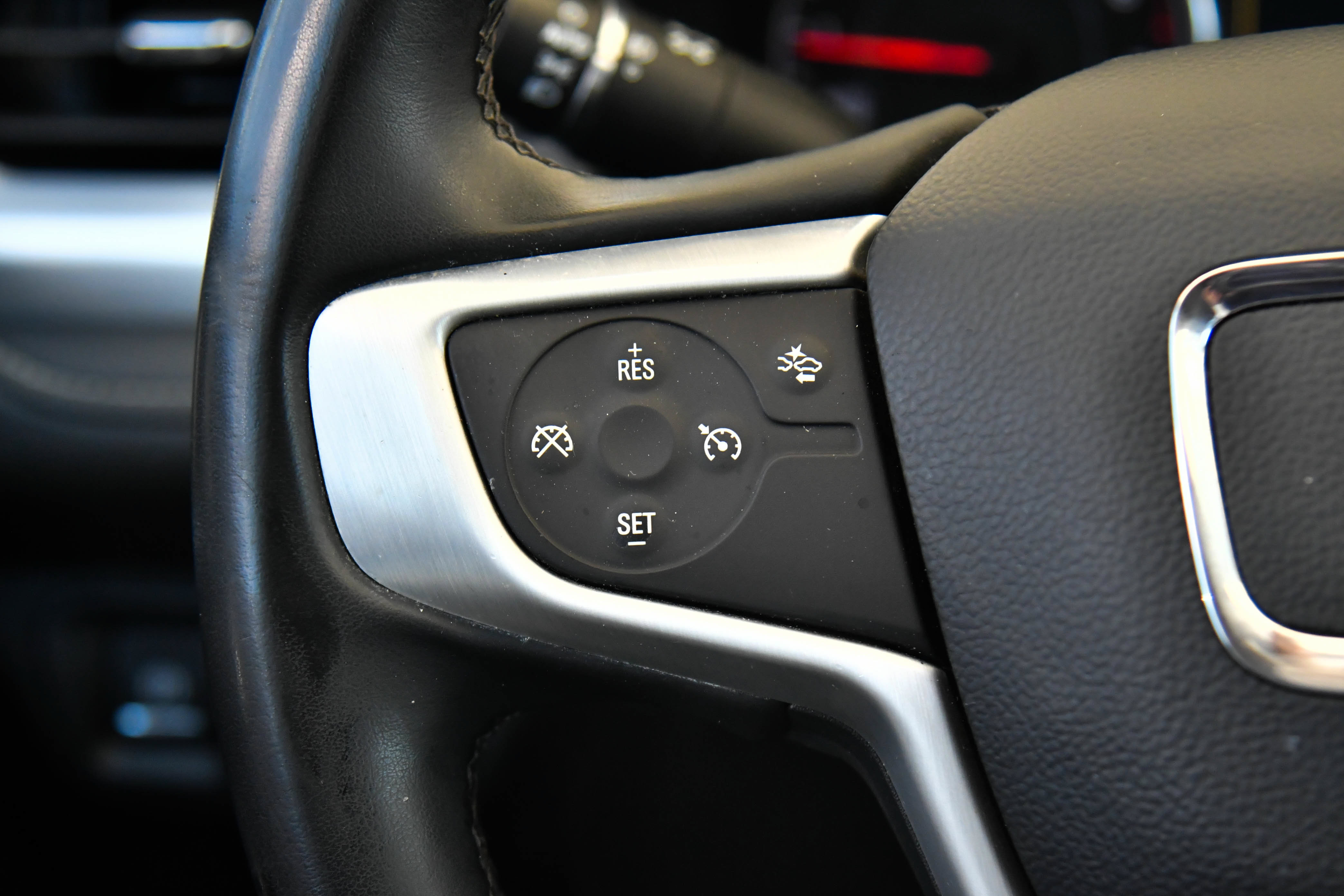 Used 2023 GMC Acadia SLT FWD image 32