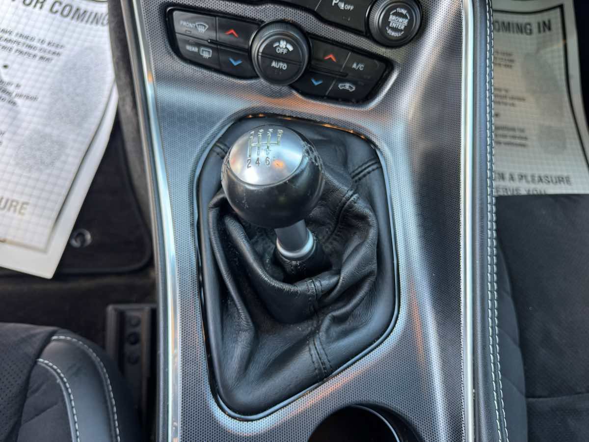 Used 2015 Dodge Challenger SRT image 22