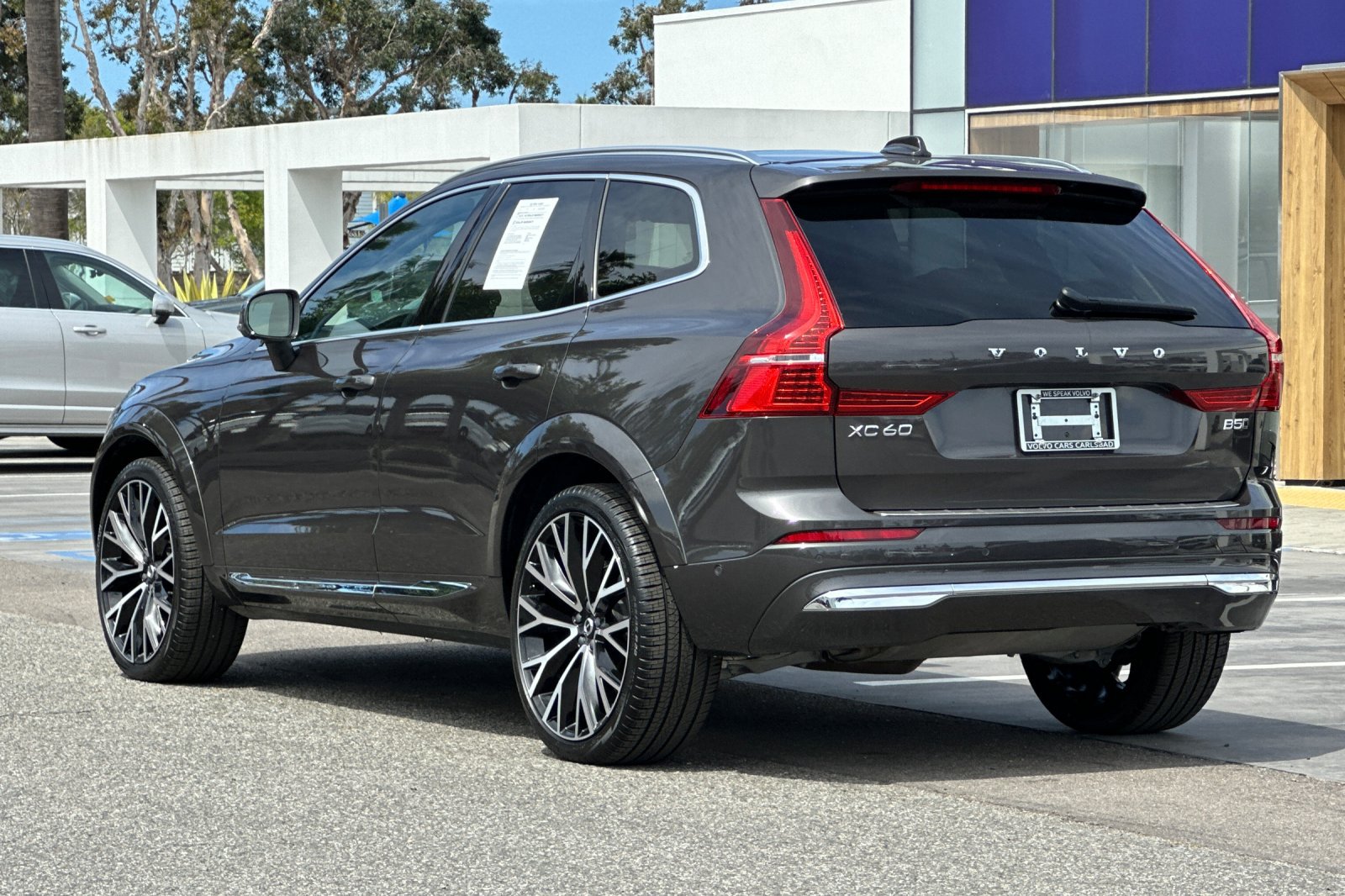 Certified 2023 Volvo XC60 B5 Ultimate AWD/4WD image 6