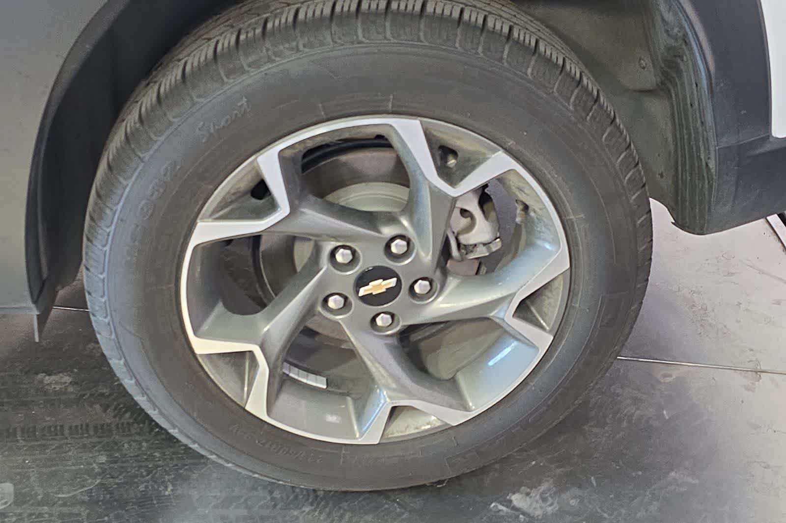 Used 2025 Chevrolet Trax LT FWD image 12