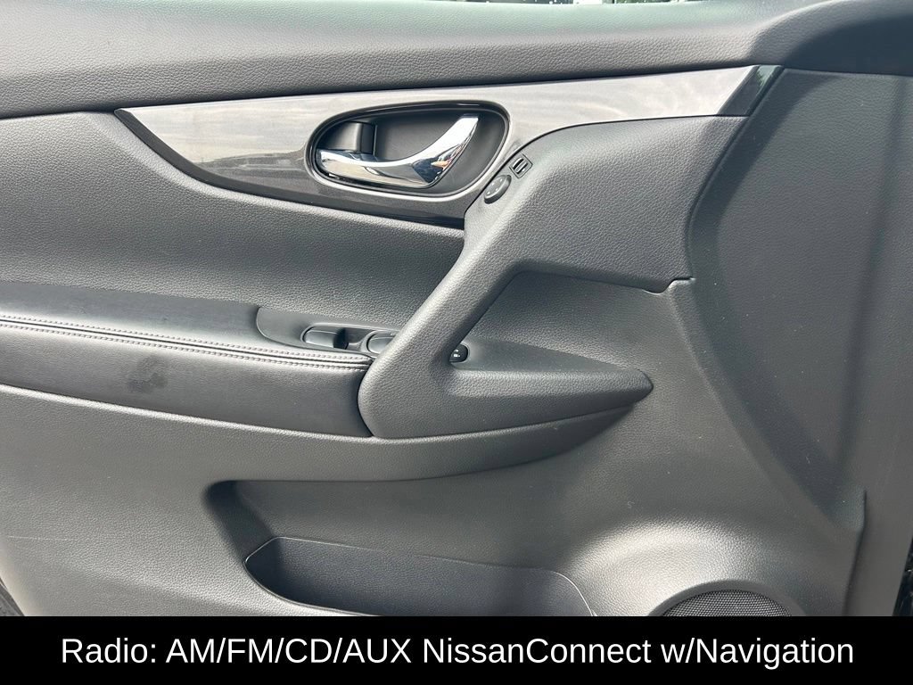 Used 2017 Nissan Rogue SV AWD/4WD image 4