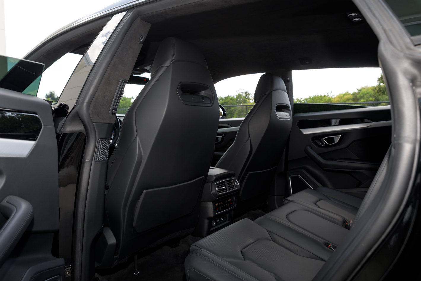 Used 2022 Lamborghini Urus AWD/4WD image 32