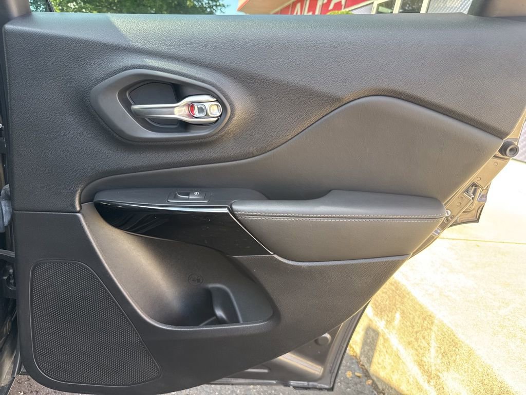 Used 2023 Jeep Cherokee Altitude Lux image 57