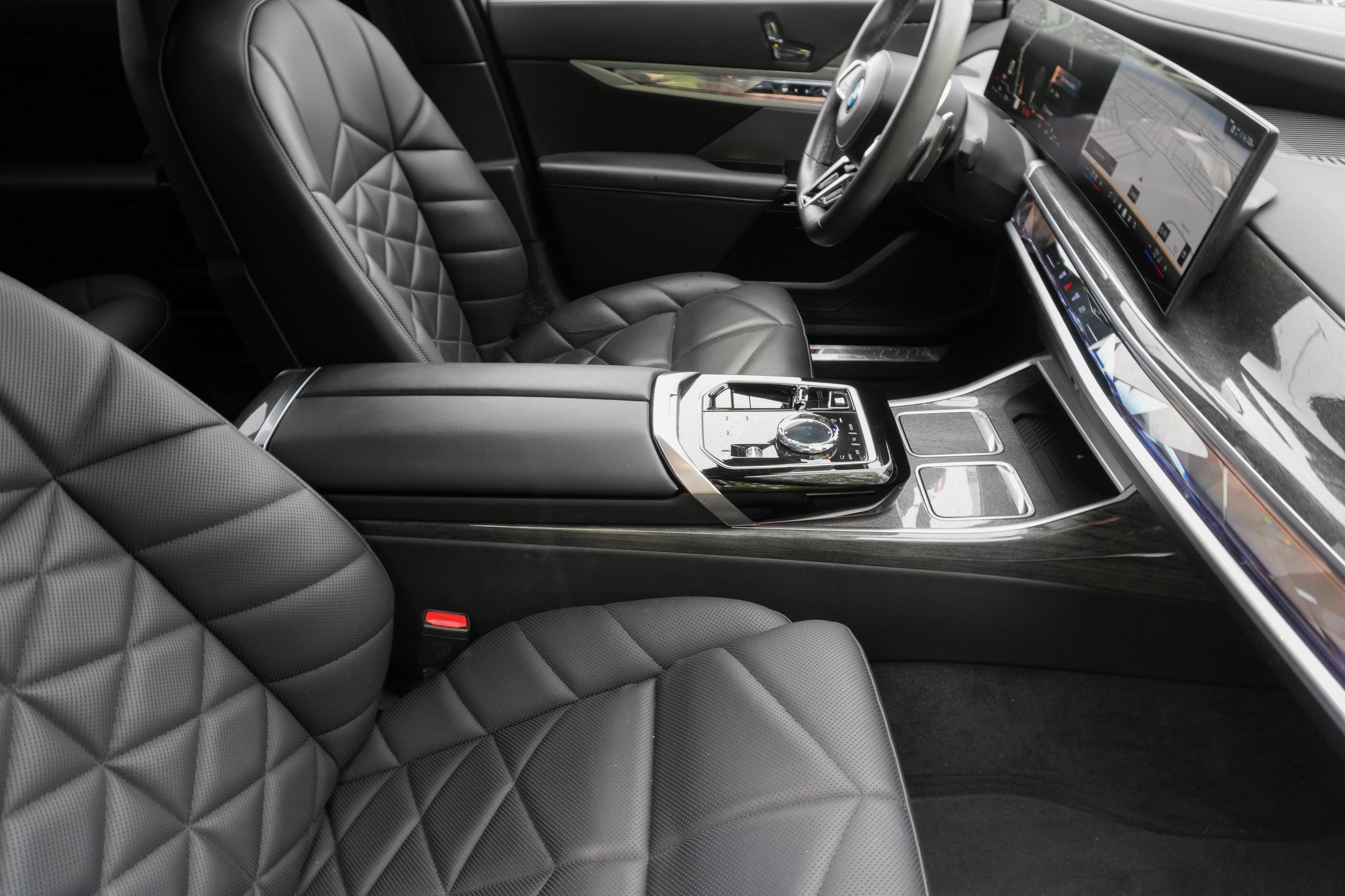 Certified 2023 BMW 740i RWD image 7