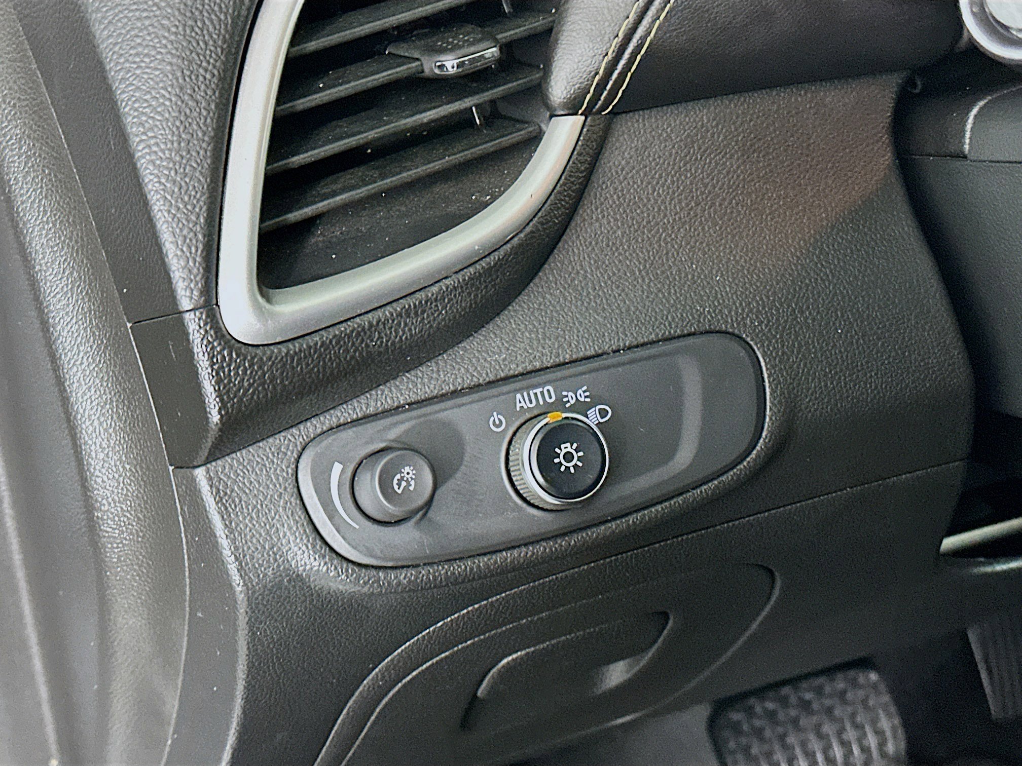 Used 2019 Chevrolet Trax LT w/ LT Convenience Package image 15