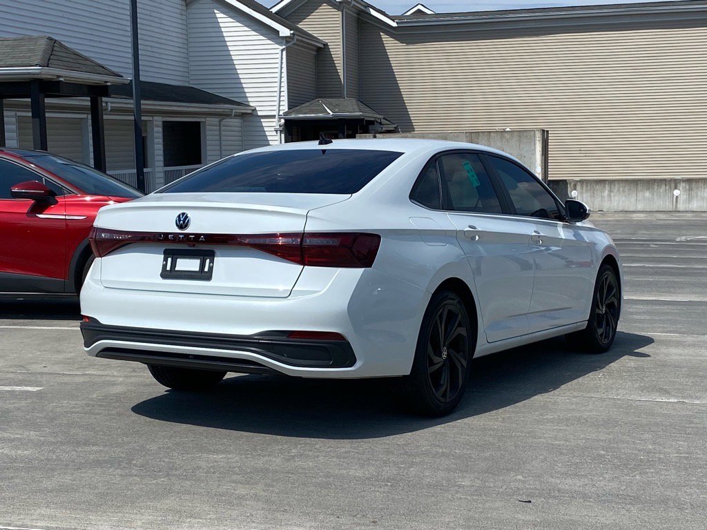 Certified 2025 Volkswagen Jetta SE w/ Black Wheel Package image 2