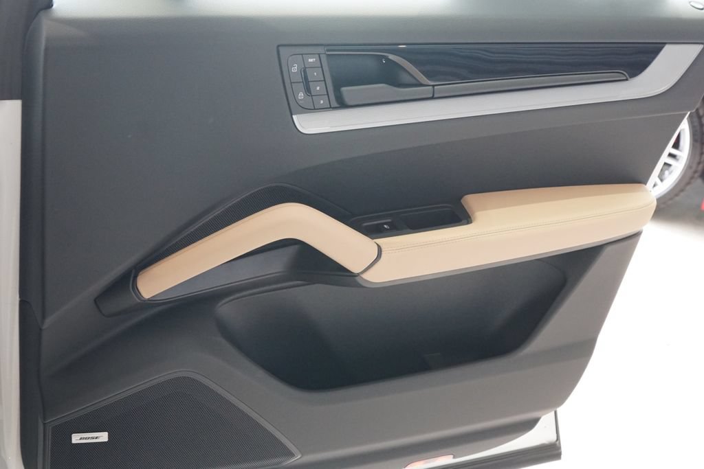 New 2026 Porsche Cayenne Coupe AWD/4WD image 31