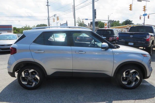 Used 2026 Hyundai Venue SEL FWD image 4